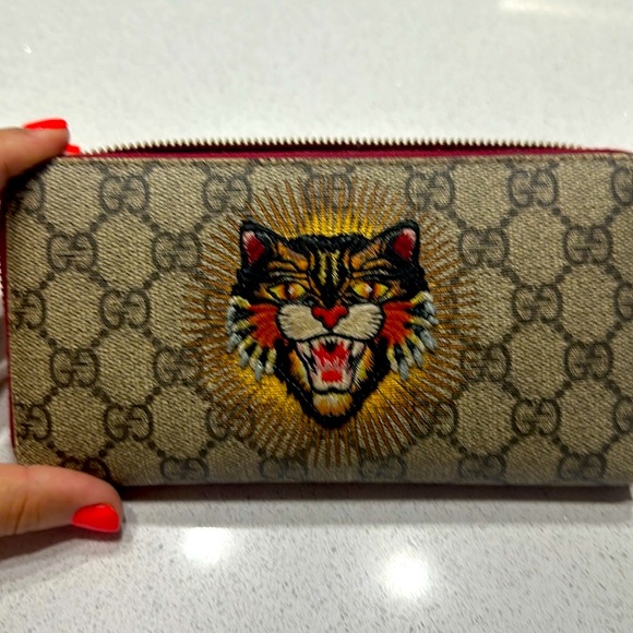💯 Authentic gucci angry cat long wallet w red trim
Condition 9./10 - Picture 2 of 7